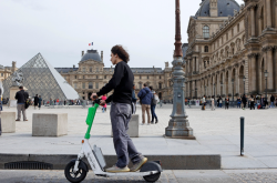 欧洲首都巴黎实施电动滑板车禁令，引发城市交通变革